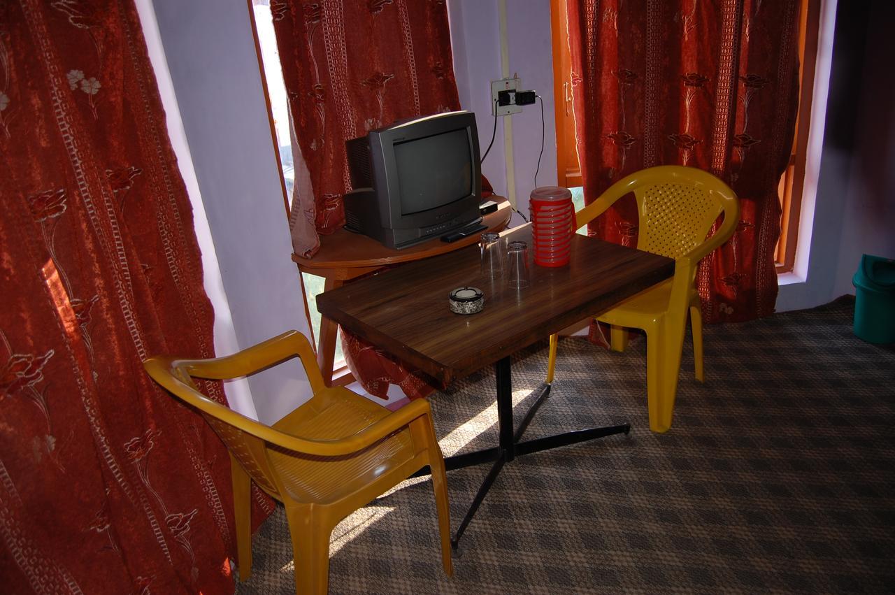 New Relax Inn, Pahalgam, 2 Km From Lidder Valley エクステリア 写真